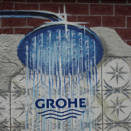 Farbwandel Fassadenkunst Werbeauftrag Install & Grohe