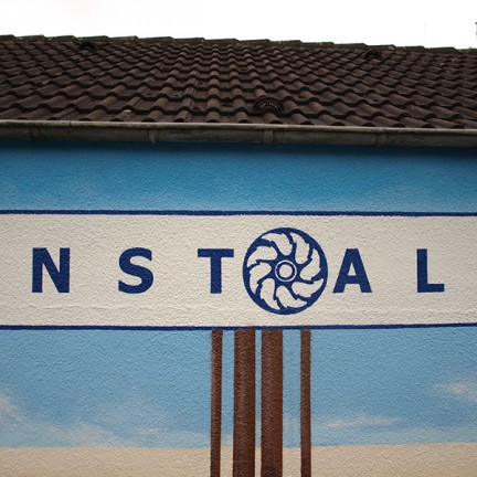 Farbwandel Fassadenkunst Werbeauftrag Install & Grohe