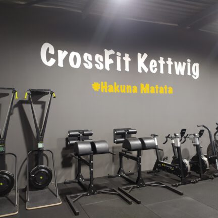 Beschriftung CrossfitKettwig Logo Farbwandel Fassadenkunst