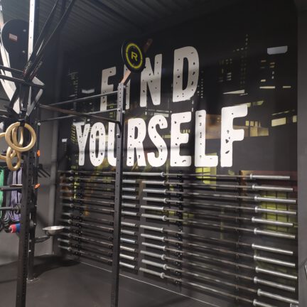 Beschriftung CrossfitKettwig Logo Farbwandel Fassadenkunst